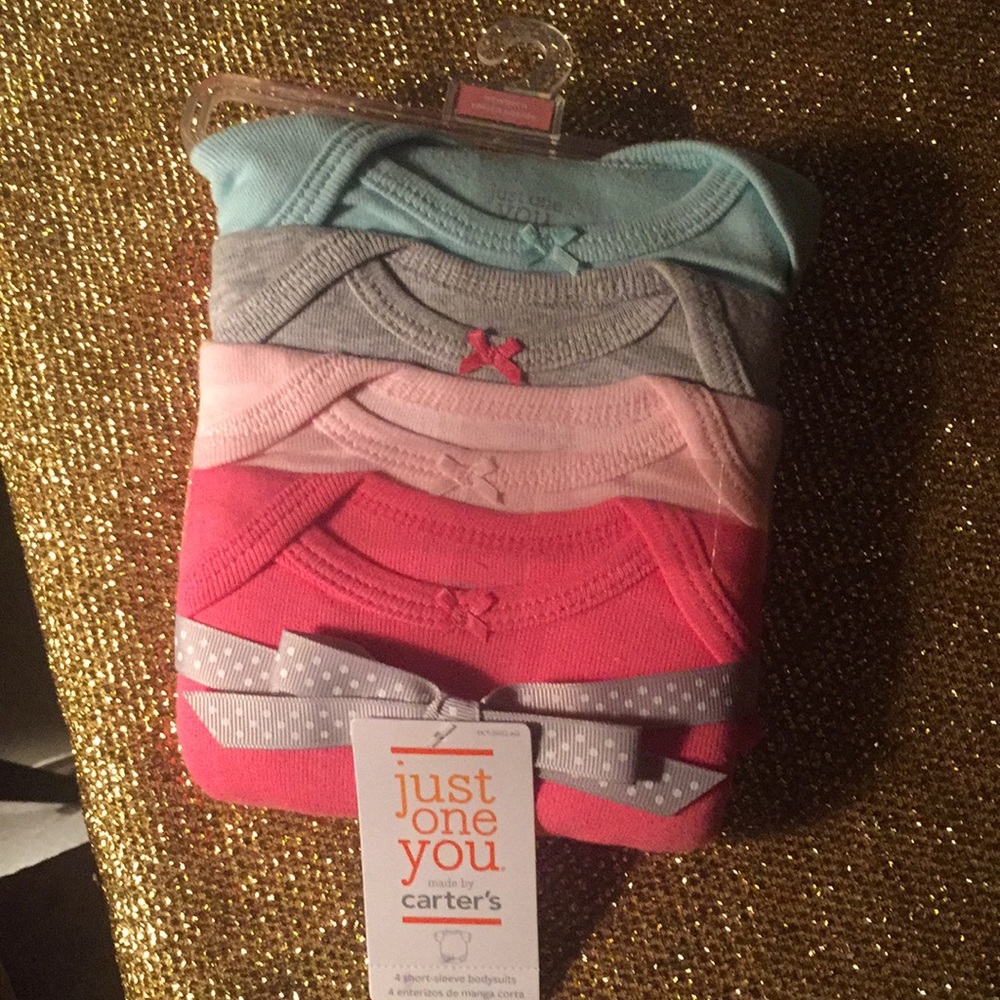 4 newborn body suits TV 25